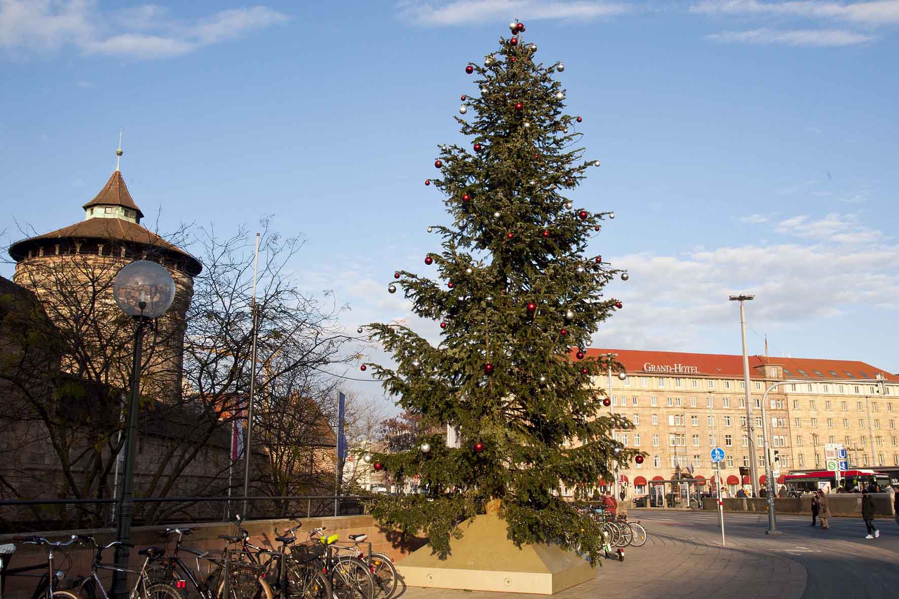 Nürnberg: Weihnachtsbaum am Bahnhofsplatz leuchtet – ISPFD // IPD
