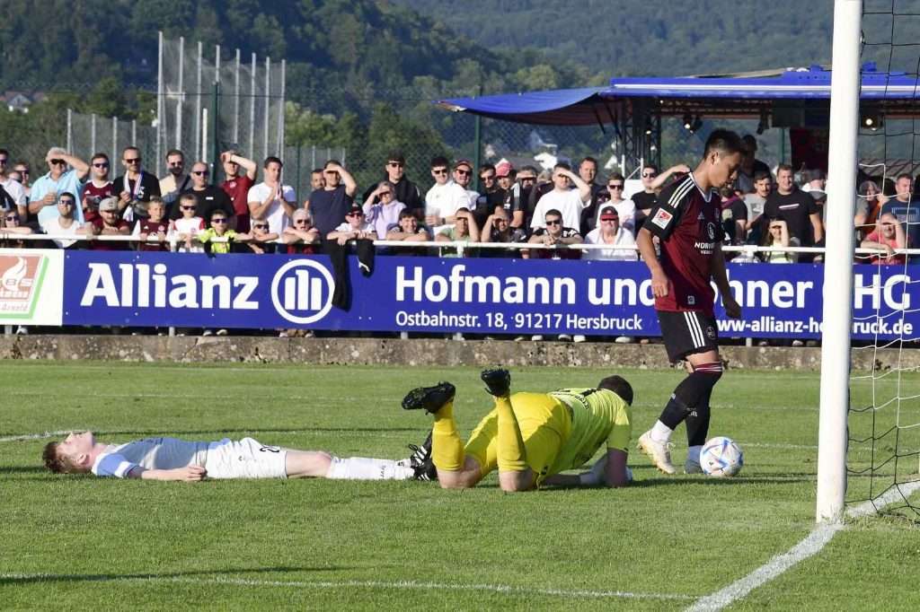 #Fußball, #Liga2, #fcn, #1fcn, #DFL, #DFB, #Nürnberg, #fussball, #maxmorlockstadion, #Ball, #Sport, #Fans, #Jubel, #Torjubel, #Pyrotechnik, #Fahnen, #Fanblock, #Zweikampf, #Schiedsrichter, #Linienrichter, #Wolf Klima, #SparkasseNürnberg, #N-Ergie, #richterFrenzel, #Zuschauer, #azubi, #handwerkerclub, 