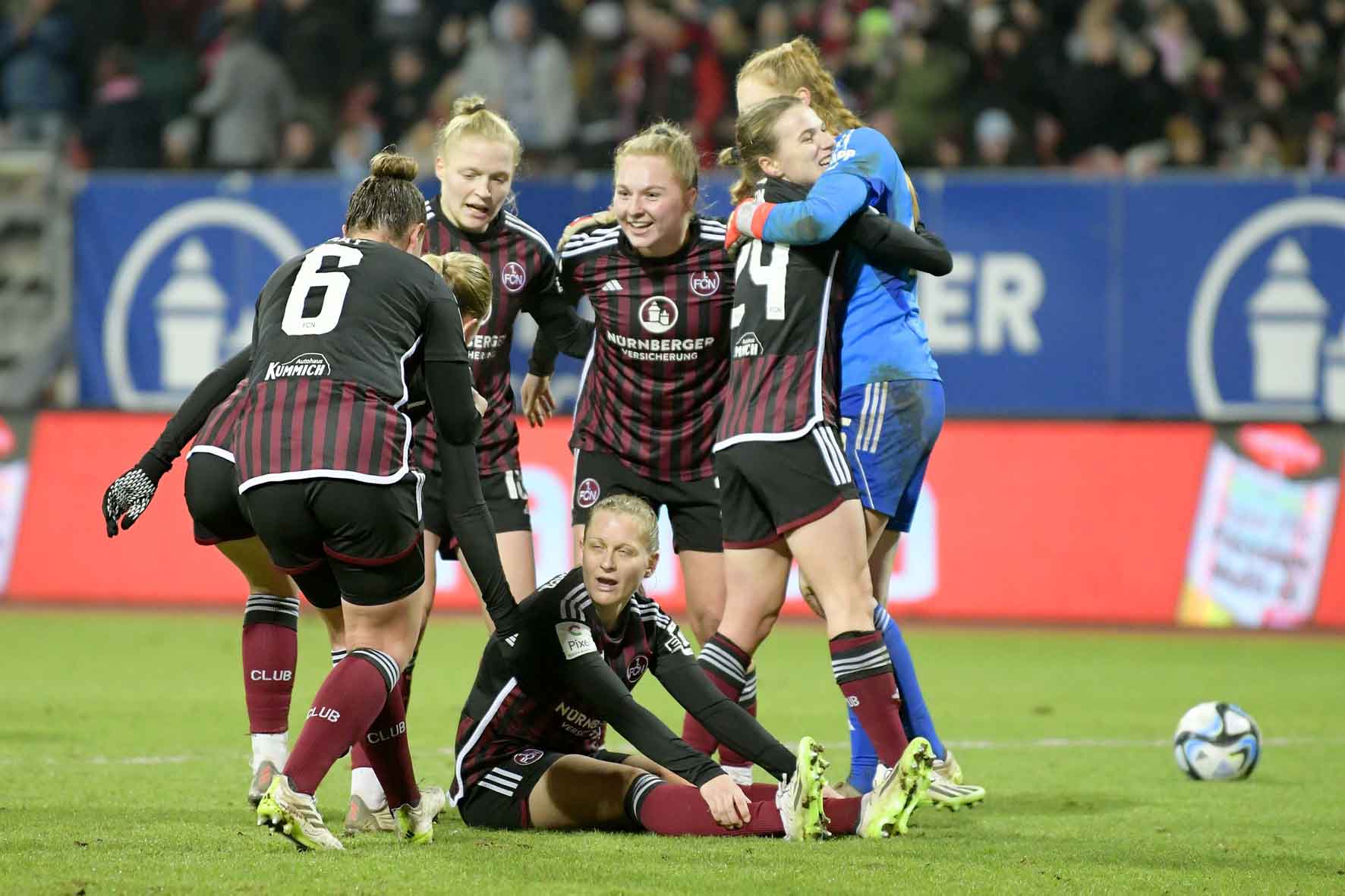 #Fußball, #Liga1, #Bundesliga, #DFL, #DFB, #Nürnberg, #1fcn, #fcn, #damen, #frauen, #Stadion, #MaxMorlockStadion, #Ball, #Sport, #Fans, #Jubel, #Torjubel, #Fahnen, #Fanblock, #Faszination, #Action, #Zweikampf, #Schiedsrichter, #Linienrichter, #SparkasseNürnberg, #NErgie, #Kulmbacher, #richter_frenzel, #Zuschauer, #fussball, #fcnfcb,