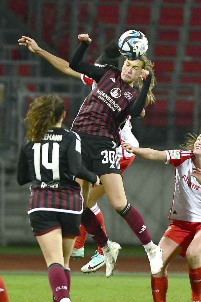 #Fußball, #Liga1, #Bundesliga, #DFL, #DFB, #Nürnberg, #1fcn, #fcn, #damen, #frauen, #Stadion, #MaxMorlockStadion, #Ball, #Sport, #Fans, #Jubel, #Torjubel, #Fahnen, #Fanblock, #Faszination, #Action, #Zweikampf, #Schiedsrichter, #Linienrichter, #SparkasseNürnberg, #NErgie, #Kulmbacher, #richter_frenzel, #Zuschauer, #fussball, #fcnfcb,