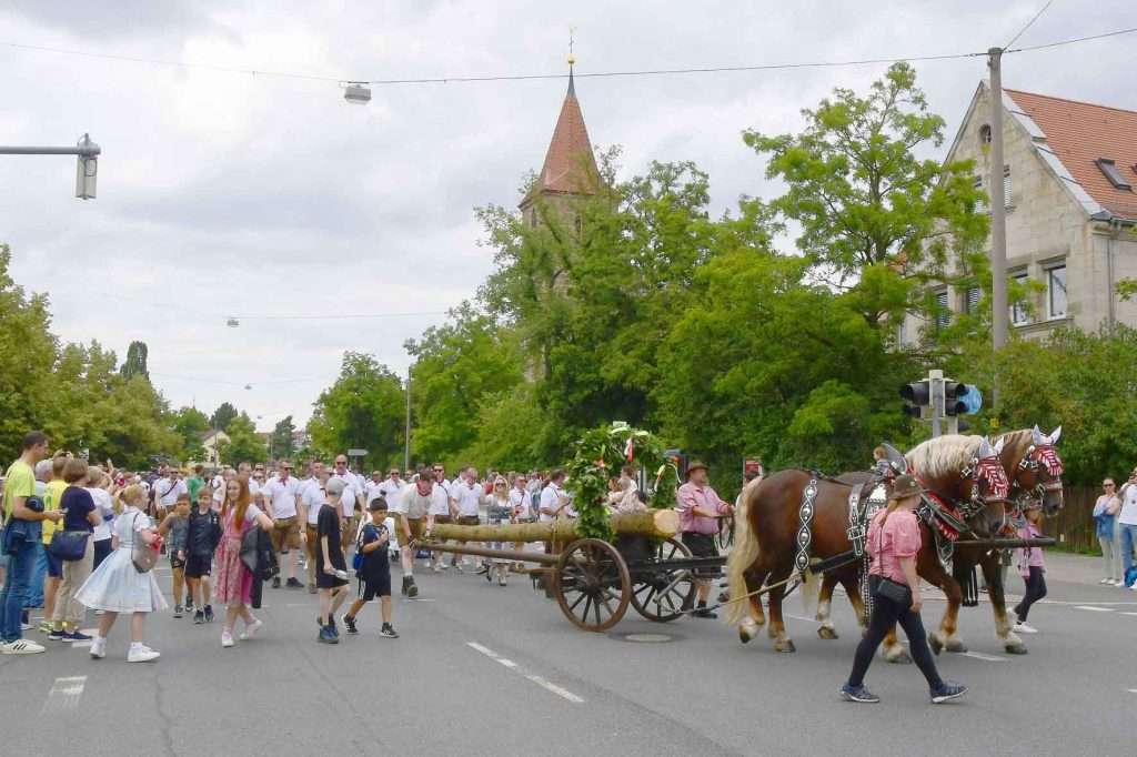 #Nürnberg, #Eibach, #Kirchweih, #Spalterbier, #Festlichkeit, #Verkaufsstände, #Süssigkeiten, #Bratwürste, #Kinder, #Erwachsene, #Bierzelt, #Bier, #Fahrgeschäfte, #Autoscooter, #Karussell, #Feuerwerk, #Losbuden, #Eis, #Belustigung, #Oma, #Opa, #Enkelkinder, #Kärwaboum, #Kärwamadla, 