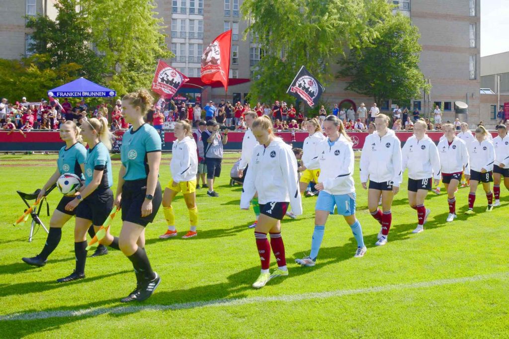#Fußball, #Liga2, #Bundesliga, #DFL, #DFB, #Nürnberg, #1fcn, #fcn, #damen, #frauen, #Stadion, #MaxMorlockStadion, #Ball, #Sport, #Fans, #Jubel, #Torjubel, #Fahnen, #Fanblock, #Faszination, #Action, #Zweikampf, #Schiedsrichter, #Linienrichter, #SparkasseNürnberg, #NErgie, #Kulmbacher, #richter_frenzel, #Zuschauer, #fussball,