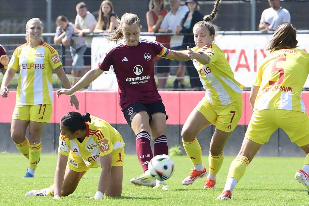 #Fußball, #Liga2, #Bundesliga, #DFL, #DFB, #Nürnberg, #1fcn, #fcn, #damen, #frauen, #Stadion, #MaxMorlockStadion, #Ball, #Sport, #Fans, #Jubel, #Torjubel, #Fahnen, #Fanblock, #Faszination, #Action, #Zweikampf, #Schiedsrichter, #Linienrichter, #SparkasseNürnberg, #NErgie, #Kulmbacher, #richter_frenzel, #Zuschauer, #fussball,