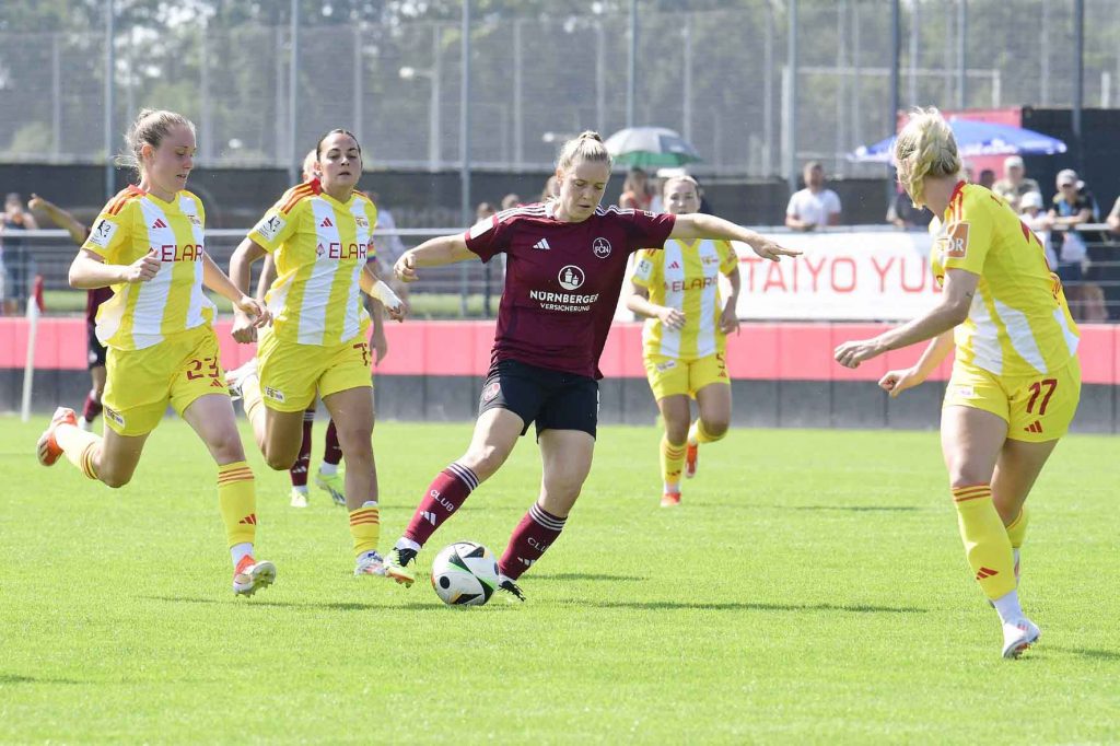 #Fußball, #Liga2, #Bundesliga, #DFL, #DFB, #Nürnberg, #1fcn, #fcn, #damen, #frauen, #Stadion, #MaxMorlockStadion, #Ball, #Sport, #Fans, #Jubel, #Torjubel, #Fahnen, #Fanblock, #Faszination, #Action, #Zweikampf, #Schiedsrichter, #Linienrichter, #SparkasseNürnberg, #NErgie, #Kulmbacher, #richter_frenzel, #Zuschauer, #fussball,