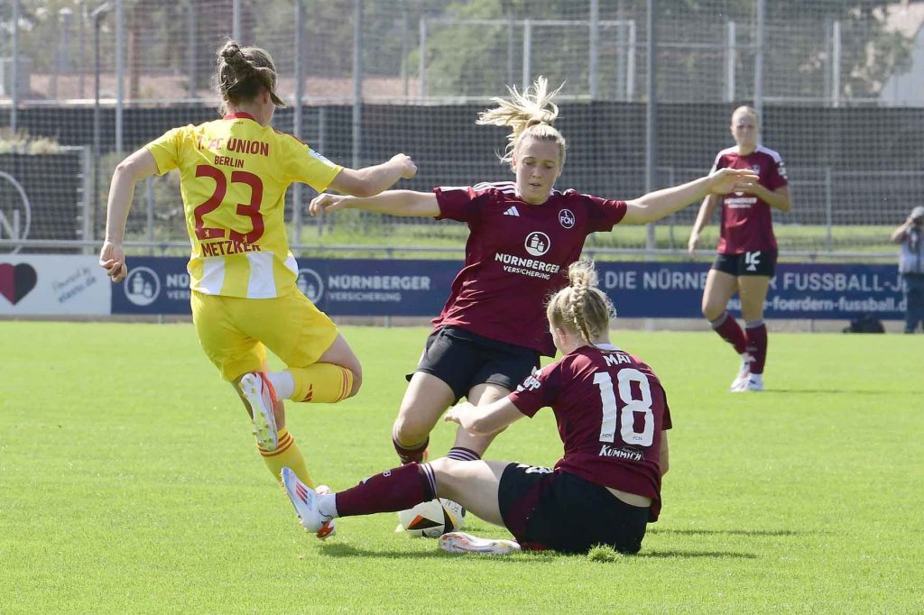 #Fußball, #Liga2, #Bundesliga, #DFL, #DFB, #Nürnberg, #1fcn, #fcn, #damen, #frauen, #Stadion, #MaxMorlockStadion, #Ball, #Sport, #Fans, #Jubel, #Torjubel, #Fahnen, #Fanblock, #Faszination, #Action, #Zweikampf, #Schiedsrichter, #Linienrichter, #SparkasseNürnberg, #NErgie, #Kulmbacher, #richter_frenzel, #Zuschauer, #fussball,