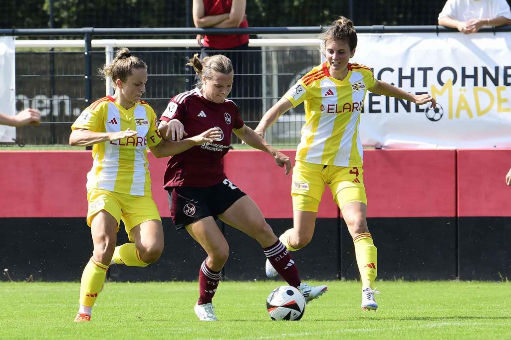 #Fußball, #Liga2, #Bundesliga, #DFL, #DFB, #Nürnberg, #1fcn, #fcn, #damen, #frauen, #Stadion, #MaxMorlockStadion, #Ball, #Sport, #Fans, #Jubel, #Torjubel, #Fahnen, #Fanblock, #Faszination, #Action, #Zweikampf, #Schiedsrichter, #Linienrichter, #SparkasseNürnberg, #NErgie, #Kulmbacher, #richter_frenzel, #Zuschauer, #fussball,