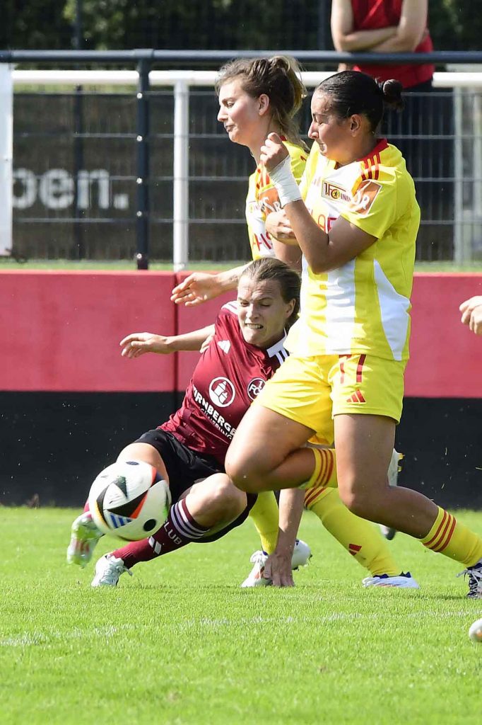 #Fußball, #Liga2, #Bundesliga, #DFL, #DFB, #Nürnberg, #1fcn, #fcn, #damen, #frauen, #Stadion, #MaxMorlockStadion, #Ball, #Sport, #Fans, #Jubel, #Torjubel, #Fahnen, #Fanblock, #Faszination, #Action, #Zweikampf, #Schiedsrichter, #Linienrichter, #SparkasseNürnberg, #NErgie, #Kulmbacher, #richter_frenzel, #Zuschauer, #fussball,