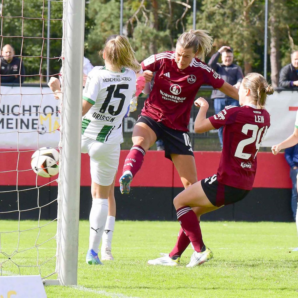 #Fußball, #Liga2, #Bundesliga, #DFL, #DFB, #Nürnberg, #1fcn, #fcn, #damen, #frauen, #Stadion, #MaxMorlockStadion, #Ball, #Sport, #Fans, #Jubel, #Torjubel, #Fahnen, #Fanblock, #Faszination, #Action, #Zweikampf, #Schiedsrichter, #Linienrichter, #SparkasseNürnberg, #NErgie, #Kulmbacher, #richter_frenzel, #Zuschauer, #fussball,