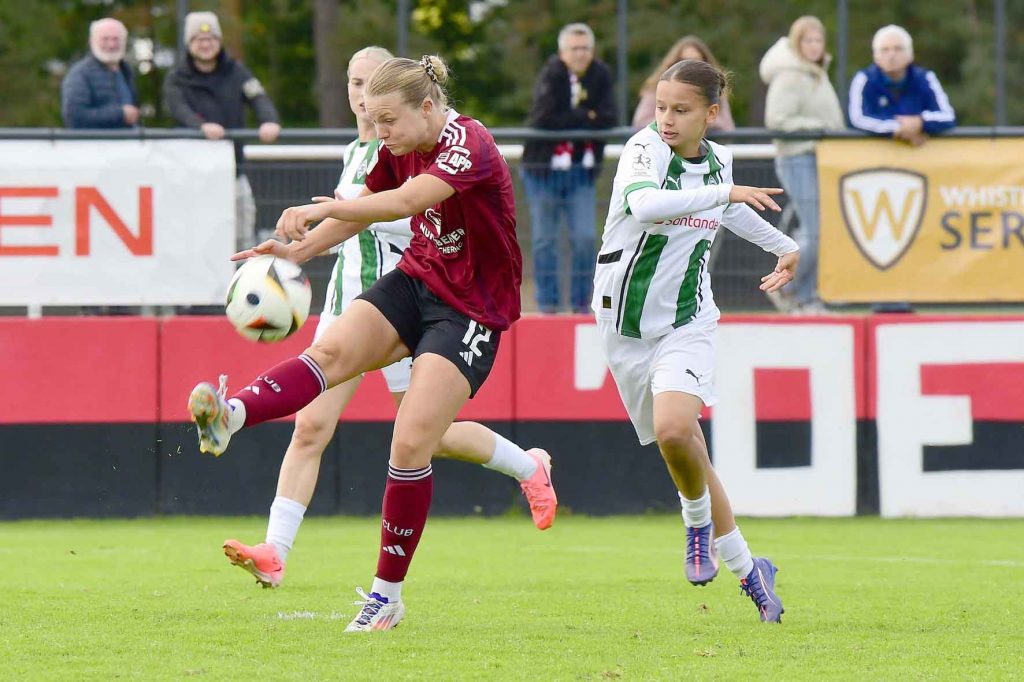 #Fußball, #Liga2, #Bundesliga, #DFL, #DFB, #Nürnberg, #1fcn, #fcn, #damen, #frauen, #Stadion, #MaxMorlockStadion, #Ball, #Sport, #Fans, #Jubel, #Torjubel, #Fahnen, #Fanblock, #Faszination, #Action, #Zweikampf, #Schiedsrichter, #Linienrichter, #SparkasseNürnberg, #NErgie, #Kulmbacher, #richter_frenzel, #Zuschauer, #fussball,