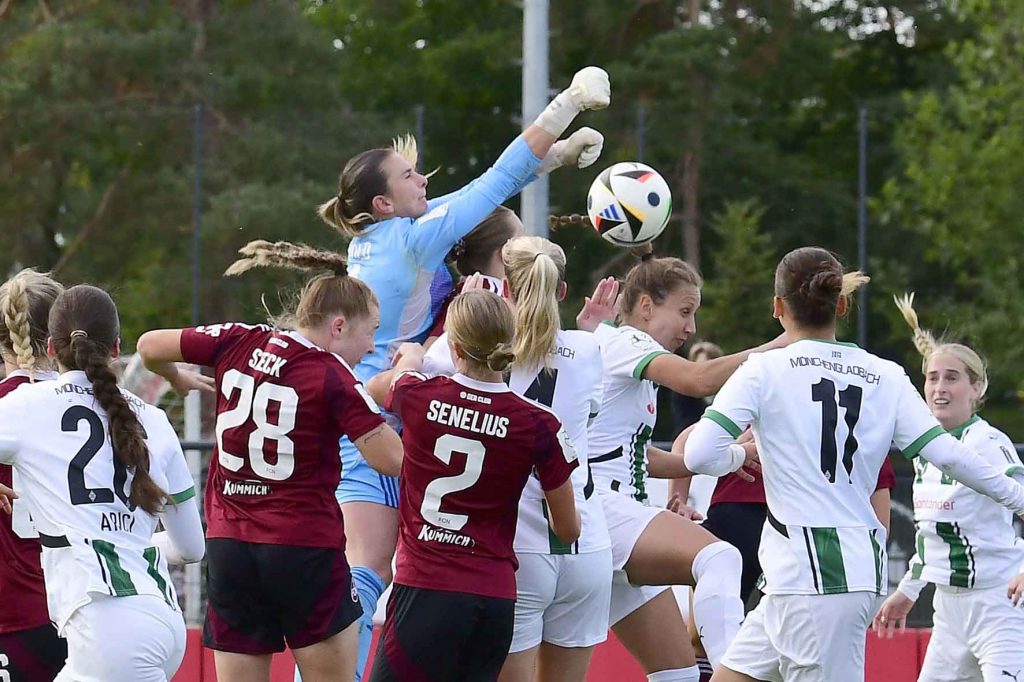 #Fußball, #Liga2, #Bundesliga, #DFL, #DFB, #Nürnberg, #1fcn, #fcn, #damen, #frauen, #Stadion, #MaxMorlockStadion, #Ball, #Sport, #Fans, #Jubel, #Torjubel, #Fahnen, #Fanblock, #Faszination, #Action, #Zweikampf, #Schiedsrichter, #Linienrichter, #SparkasseNürnberg, #NErgie, #Kulmbacher, #richter_frenzel, #Zuschauer, #fussball,