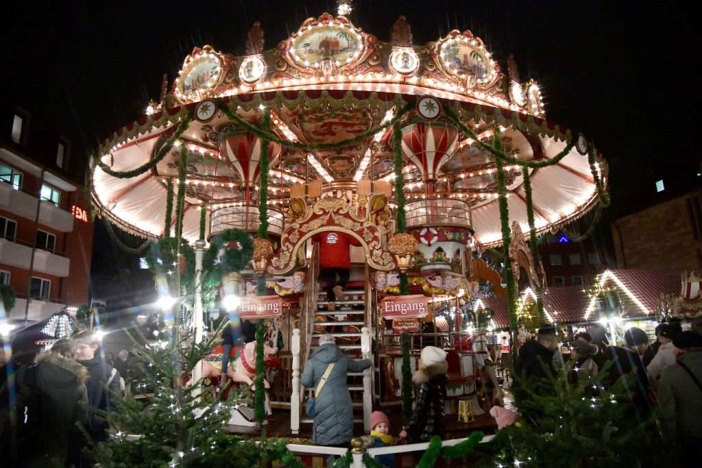 #Nürnberg, #Nuremberg, #MetropolregionNürnberg, #Christkindlesmarkt, #Hauptmarkt, #Kinderweihnacht, #HansSachsPlatz, #MarktderPartnerstädte, #Handwerkerhof, #Christkind, #Engel, #Weihnachtsmann, #Nikolaus, #Pelzmärtel, #KnechtRuprecht, #St.Martin, #Adventszeit, #Vorweihnachtszeit, #Weihnachten, #Festlichkeit, #Verkaufsstände, #Lebkuchen, #Süssigkeiten, #Glühwein, #Punsch, #Kinderpunsch, #Bratwürste, #Sterne, #Christbaum, #Christbaumschmuck, #Weihnachtsbeleuchtung, #Lichterzug, #schönsteZeit, #Winter, #winterlich, #Schnee, #Glanz, #Kinder, #Erwachsene, #Wünsche, #Hoffnung, #Frieden, #Gerechtigkeit, #Sternenhaus, #HeiligGeistHaus, #NoraFalk,