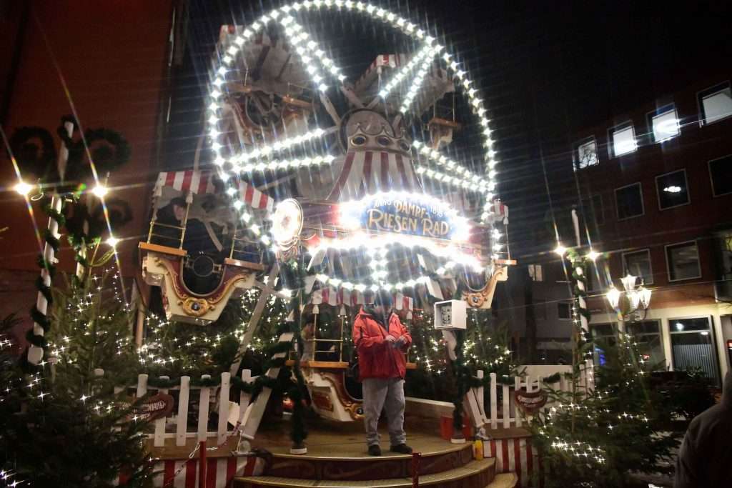 #Nürnberg, #Nuremberg, #MetropolregionNürnberg, #Christkindlesmarkt, #Hauptmarkt, #Kinderweihnacht, #HansSachsPlatz, #MarktderPartnerstädte, #Handwerkerhof, #Christkind, #Engel, #Weihnachtsmann, #Nikolaus, #Pelzmärtel, #KnechtRuprecht, #St.Martin, #Adventszeit, #Vorweihnachtszeit, #Weihnachten, #Festlichkeit, #Verkaufsstände, #Lebkuchen, #Süssigkeiten, #Glühwein, #Punsch, #Kinderpunsch, #Bratwürste, #Sterne, #Christbaum, #Christbaumschmuck, #Weihnachtsbeleuchtung, #Lichterzug, #schönsteZeit, #Winter, #winterlich, #Schnee, #Glanz, #Kinder, #Erwachsene, #Wünsche, #Hoffnung, #Frieden, #Gerechtigkeit, #Sternenhaus, #HeiligGeistHaus, #NoraFalk,