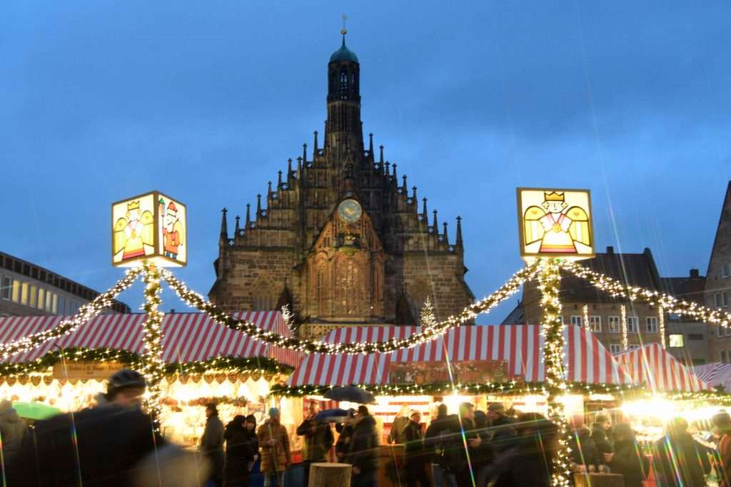 #Nürnberg, #Nuremberg, #MetropolregionNürnberg, #Christkindlesmarkt, #Hauptmarkt, #Kinderweihnacht, #HansSachsPlatz, #MarktderPartnerstädte, #Handwerkerhof, #Christkind, #Engel, #Weihnachtsmann, #Nikolaus, #Pelzmärtel, #KnechtRuprecht, #St.Martin, #Adventszeit, #Vorweihnachtszeit, #Weihnachten, #Festlichkeit, #Verkaufsstände, #Lebkuchen, #Süssigkeiten, #Glühwein, #Punsch, #Kinderpunsch, #Bratwürste, #Sterne, #Christbaum, #Christbaumschmuck, #Weihnachtsbeleuchtung, #Lichterzug, #schönsteZeit, #Winter, #winterlich, #Schnee, #Glanz, #Kinder, #Erwachsene, #Wünsche, #Hoffnung, #Frieden, #Gerechtigkeit, #Sternenhaus, #HeiligGeistHaus, #NoraFalk,