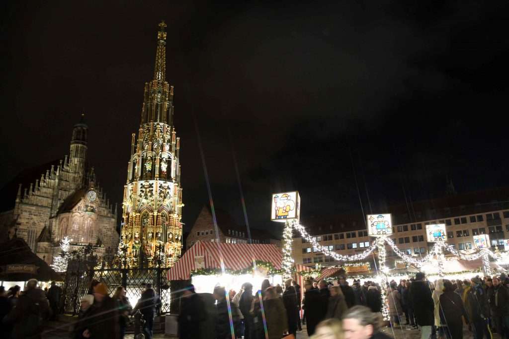 #Nürnberg, #Nuremberg, #MetropolregionNürnberg, #Christkindlesmarkt, #Hauptmarkt, #Kinderweihnacht, #HansSachsPlatz, #MarktderPartnerstädte, #Handwerkerhof, #Christkind, #Engel, #Weihnachtsmann, #Nikolaus, #Pelzmärtel, #KnechtRuprecht, #St.Martin, #Adventszeit, #Vorweihnachtszeit, #Weihnachten, #Festlichkeit, #Verkaufsstände, #Lebkuchen, #Süssigkeiten, #Glühwein, #Punsch, #Kinderpunsch, #Bratwürste, #Sterne, #Christbaum, #Christbaumschmuck, #Weihnachtsbeleuchtung, #Lichterzug, #schönsteZeit, #Winter, #winterlich, #Schnee, #Glanz, #Kinder, #Erwachsene, #Wünsche, #Hoffnung, #Frieden, #Gerechtigkeit, #Sternenhaus, #HeiligGeistHaus, #NoraFalk,