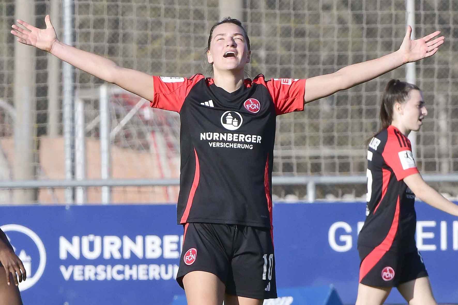 #Fußball, #Liga2, #Bundesliga, #DFL, #DFB, #Nürnberg, #1fcn, #fcn, #damen, #frauen, #Stadion, #MaxMorlockStadion, #Ball, #Sport, #Fans, #Jubel, #Torjubel, #Fahnen, #Fanblock, #Faszination, #Action, #Zweikampf, #Schiedsrichter, #Linienrichter, #SparkasseNürnberg, #NErgie, #Kulmbacher, #richter_frenzel, #Zuschauer, #fussball,