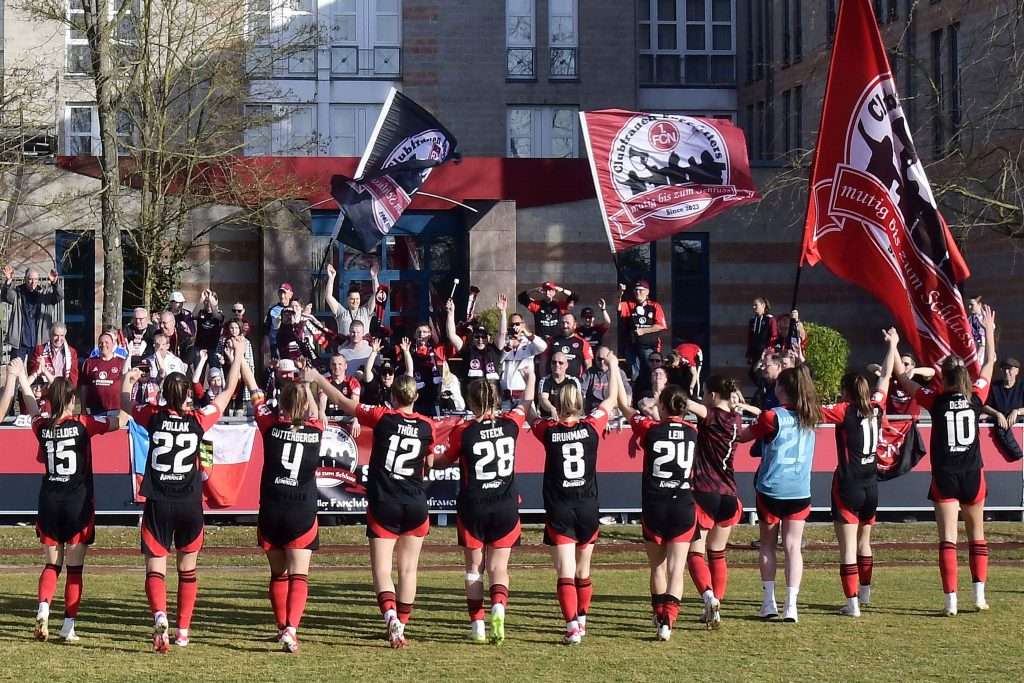 #Fußball, #Liga2, #Bundesliga, #DFL, #DFB, #Nürnberg, #1fcn, #fcn, #damen, #frauen, #Stadion, #MaxMorlockStadion, #Ball, #Sport, #Fans, #Jubel, #Torjubel, #Fahnen, #Fanblock, #Faszination, #Action, #Zweikampf, #Schiedsrichter, #Linienrichter, #SparkasseNürnberg, #NErgie, #Kulmbacher, #richter_frenzel, #Zuschauer, #fussball,