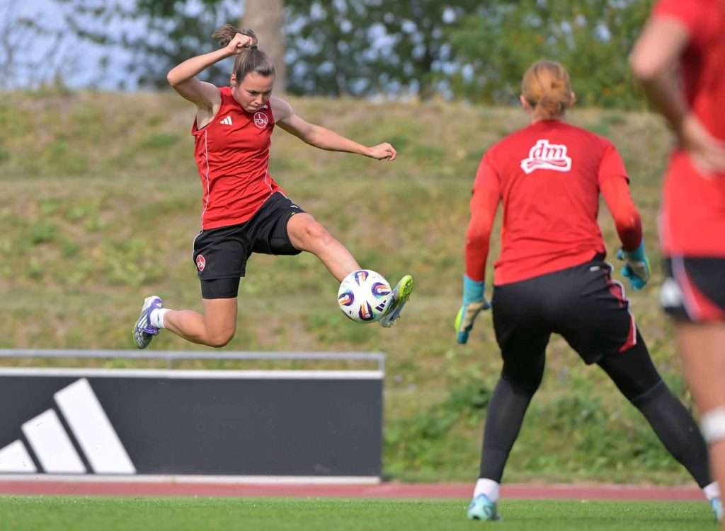 #Fußball, #Liga1, #Bundesliga, #DFL, #DFB, #Nürnberg, #1fcn, #fcn, #damen, #frauen, #Stadion, #MaxMorlockStadion, #Ball, #Sport, #Fans, #Jubel, #Torjubel, #Fahnen, #Fanblock, #Faszination, #Action, #Zweikampf, #Schiedsrichter, #Linienrichter, #SparkasseNürnberg, #NErgie, #Kulmbacher, #Zuschauer, #fussball,