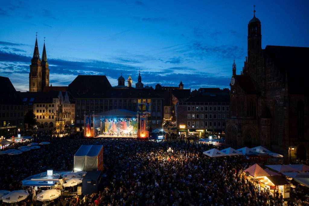 #Nürnberg, #Nuremberg, #MetropolregionNürnberg, #Altstadt, #Kaiserburg, #BlaueNacht, #Burgprojektion, #NErgie, #Festlichkeit, #Hoffnung, #Frieden, #MetalFans, #Hauptmarkt, #HansSachsPlatz, #Verkaufsstände, #Bratwürste, #Sommer, #Gerechtigkeit, #RAP, #OpenAir, #KulturFürAlleMusikfestival, #Bardentreffen, #SpardaBankNürnberg, #wbgNürnberg,