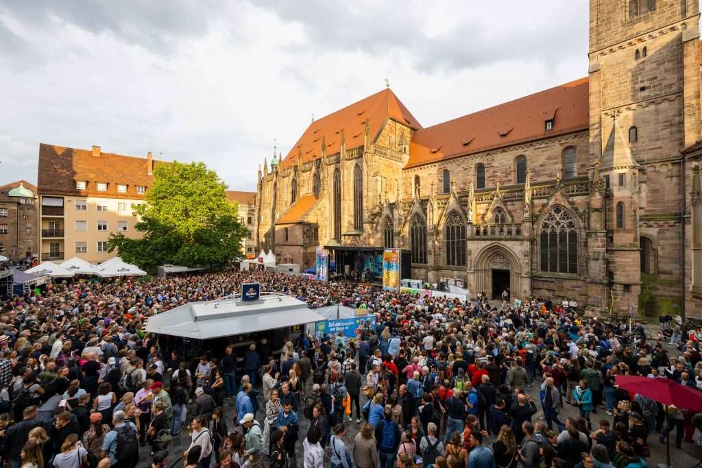 #Nürnberg, #Nuremberg, #MetropolregionNürnberg, #Altstadt, #Kaiserburg, #BlaueNacht, #Burgprojektion, #NErgie, #Festlichkeit, #Hoffnung, #Frieden, #MetalFans, #Hauptmarkt, #HansSachsPlatz, #Verkaufsstände, #Bratwürste, #Sommer, #Gerechtigkeit, #RAP, #OpenAir, #KulturFürAlleMusikfestival, #Bardentreffen, #SpardaBankNürnberg, #wbgNürnberg,