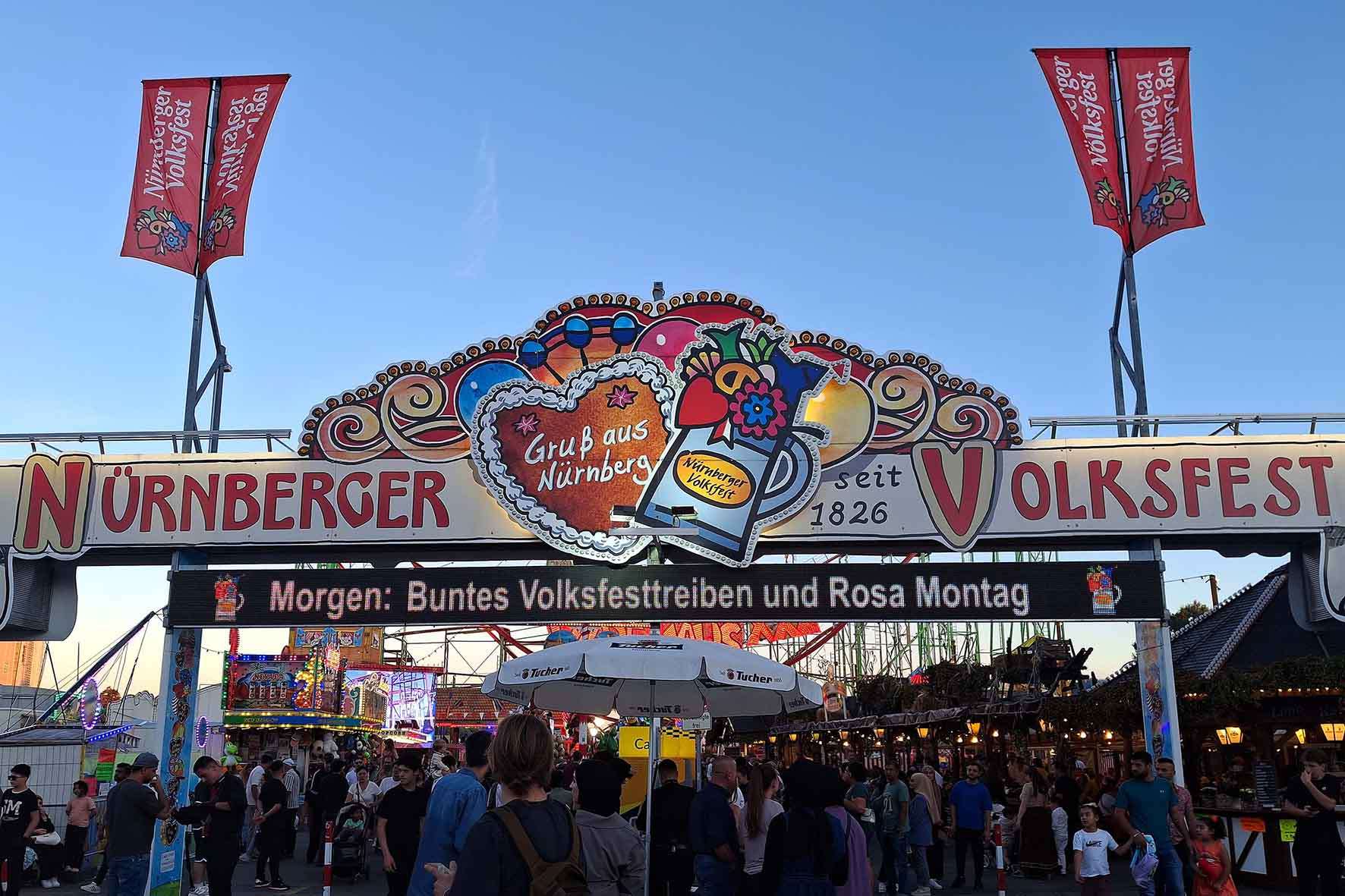 #Nürnberg, #Nuremberg, #MetropolregionNürnberg, #Frühlingsfest, #Herbstvolksfest, #Tucher, #GlossnerBier, #Grüner, #Gutmann, #Landwehrbräu, #Zirndorfer, #Festlichkeit, #Verkaufsstände, #Süssigkeiten, #Bratwürste, #Kinder, #Erwachsene, #Bierzelt, #Fahrgeschäfte, #Karussell, #Riesenrad, #Wellenflug, #Geisterbahn, #Feuerwerk, #Losbuden, #Eis, #Belustigung, #Volksfestplatz, #Oma, #Opa, #Enkelkinder, #Ausflug, #Dutzendteich, #Volksfestkönigin, #LorenzKalb, #SüddeutscherSchaustellerverband, #Freizeit, #Vergnügen,
