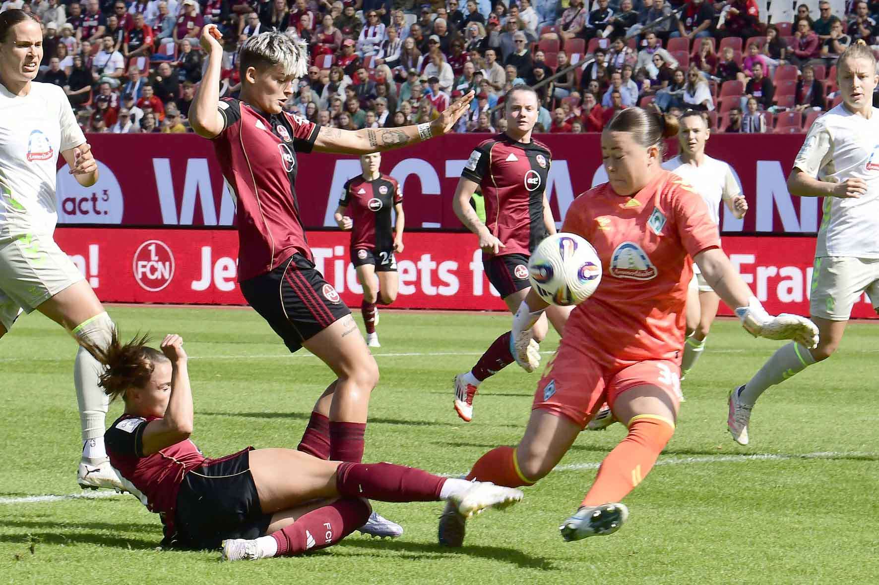 #Fußball, #Liga1, #Bundesliga, #DFL, #DFB, #Nürnberg, #1fcn, #fcn, #damen, #frauen, #Stadion, #MaxMorlockStadion, #Ball, #Sport, #Fans, #Jubel, #Torjubel, #Fahnen, #Fanblock, #Faszination, #Action, #Zweikampf, #Schiedsrichter, #Linienrichter, #SparkasseNürnberg, #NErgie, #Zuschauer, #fussball,
