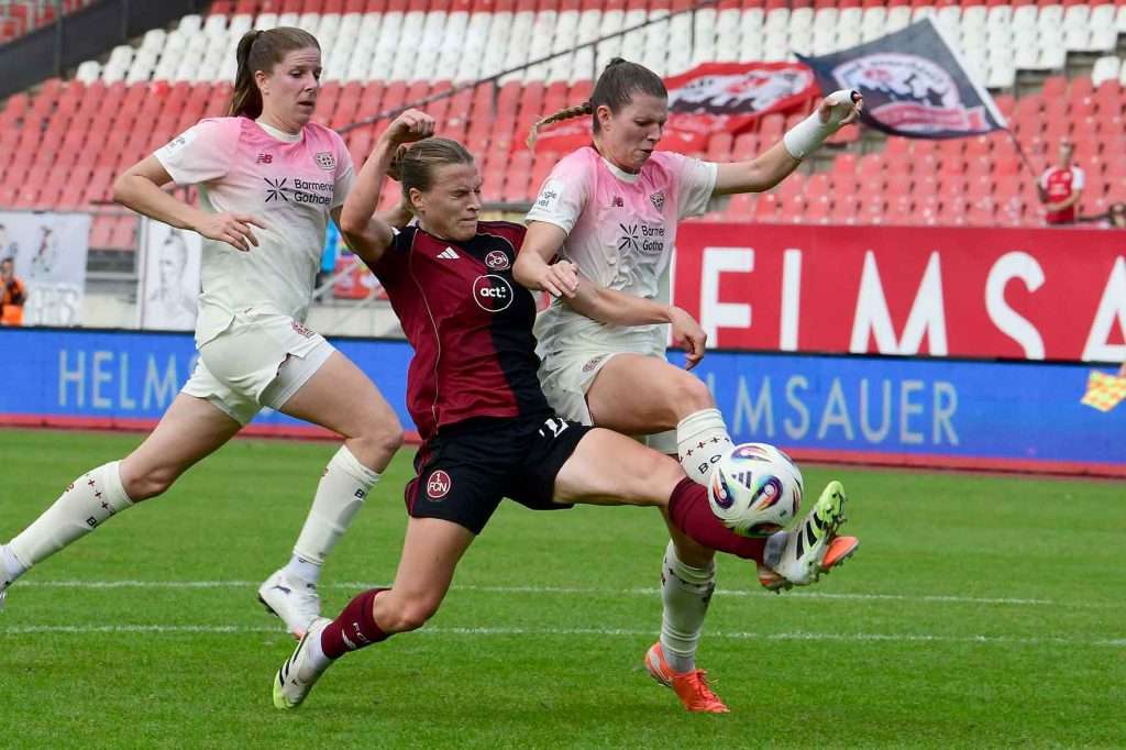 #Fußball, #Liga1, #Bundesliga, #DFL, #DFB, #googlepixel, #frauenbundesliga, #Nürnberg, #1fcn, #fcn, #damen, #frauen, #Stadion, #MaxMorlockStadion, #Ball, #Sport, #Fans, #Jubel, #Torjubel, #Fahnen, #Fanblock, #Faszination, #Action, #Zweikampf, #Schiedsrichter, #Linienrichter, #SparkasseNürnberg, #NErgie, #Zuschauer, #fussball,