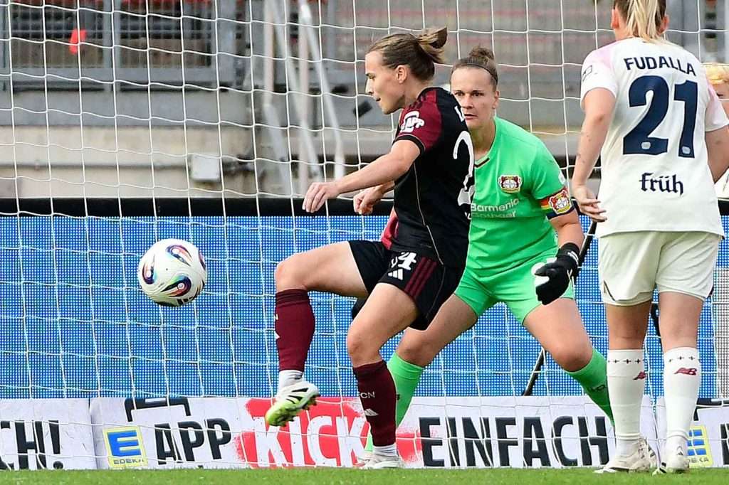 #Fußball, #Liga1, #Bundesliga, #DFL, #DFB, #googlepixel, #frauenbundesliga, #Nürnberg, #1fcn, #fcn, #damen, #frauen, #Stadion, #MaxMorlockStadion, #Ball, #Sport, #Fans, #Jubel, #Torjubel, #Fahnen, #Fanblock, #Faszination, #Action, #Zweikampf, #Schiedsrichter, #Linienrichter, #SparkasseNürnberg, #NErgie, #Zuschauer, #fussball,