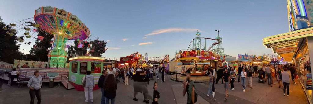 #Nürnberg, #Nuremberg, #MetropolregionNürnberg, #Frühlingsfest, #Herbstvolksfest, #Tucher, #GlossnerBier, #Grüner, #Gutmann, #Landwehrbräu, #Zirndorfer, #Festlichkeit, #Verkaufsstände, #Süssigkeiten, #Bratwürste, #Kinder, #Erwachsene, #Bierzelt, #Fahrgeschäfte, #Karussell, #Riesenrad, #Wellenflug, #Geisterbahn, #Feuerwerk, #Losbuden, #Eis, #Belustigung, #Volksfestplatz, #Oma, #Opa, #Enkelkinder, #Ausflug, #Dutzendteich, #Volksfestkönigin, #LorenzKalb, #SüddeutscherSchaustellerverband, #Freizeit, #Vergnügen,