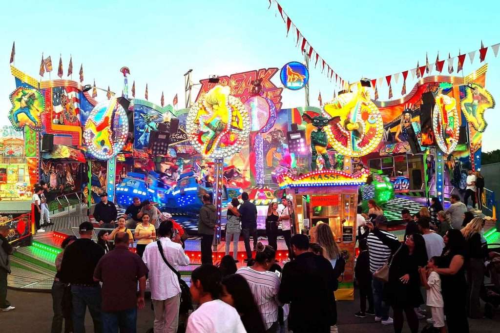 #Nürnberg, #Nuremberg, #MetropolregionNürnberg, #Frühlingsfest, #Herbstvolksfest, #Tucher, #GlossnerBier, #Grüner, #Gutmann, #Landwehrbräu, #Zirndorfer, #Festlichkeit, #Verkaufsstände, #Süssigkeiten, #Bratwürste, #Kinder, #Erwachsene, #Bierzelt, #Fahrgeschäfte, #Karussell, #Riesenrad, #Wellenflug, #Geisterbahn, #Feuerwerk, #Losbuden, #Eis, #Belustigung, #Volksfestplatz, #Oma, #Opa, #Enkelkinder, #Ausflug, #Dutzendteich, #Volksfestkönigin, #LorenzKalb, #SüddeutscherSchaustellerverband, #Freizeit, #Vergnügen,