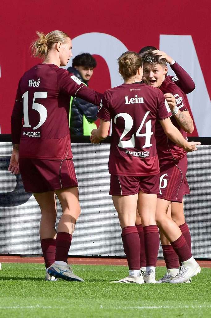 #Fußball, #Liga1, #Bundesliga, #DFL, #DFB, #googlepixel, #frauenbundesliga, #Nürnberg, #1fcn, #fcn, #damen, #frauen, #Stadion, #MaxMorlockStadion, #Ball, #Sport, #Fans, #Jubel, #Torjubel, #Fahnen, #Fanblock, #Faszination, #Action, #Zweikampf, #Schiedsrichter, #Linienrichter, #SparkasseNürnberg, #NErgie, #Zuschauer, #fussball,