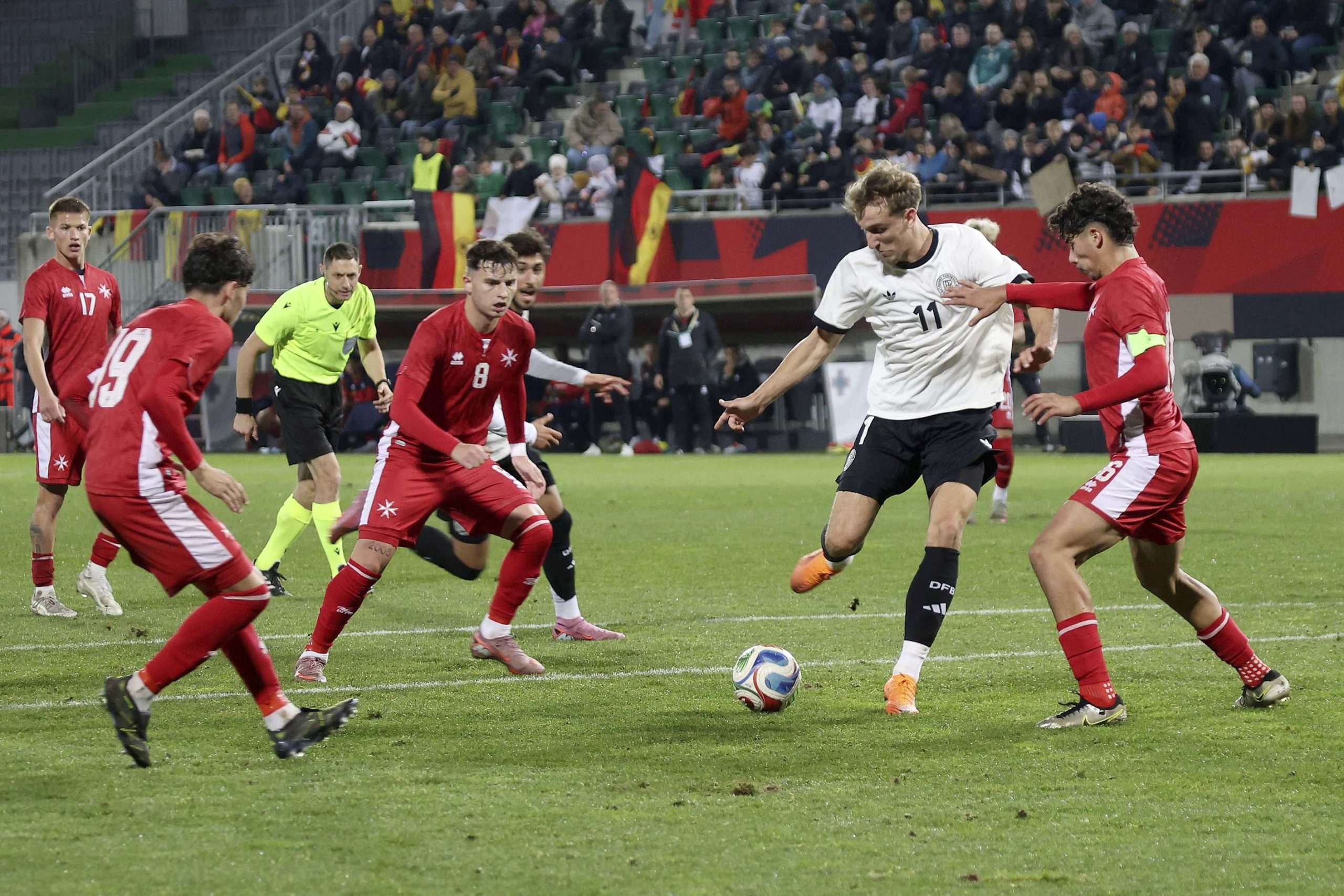 #Fußball, #DFB, #länderspiel, #Deutschland, #Malta, #Fürth, #fussball, #Ronhof, #Ball, #Sport, #Fans, #Jubel, #Torjubel, #Fahnen, #Fanblock, #Zweikampf, #Schiedsrichter, #Schiedsrichterin, #Linienrichter, #Linienrichterin, #Zuschauer, #Vergnügen, #Familie, #Freizeit,