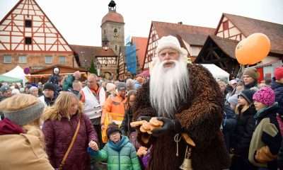 #Deutschland, #Bayern, #Franken, #Mittelfranken, #LandkreisFürth, #Roßtal, #Marktplatz, #Martinimarkt, #Gewerbemarkt, #Bürgermeister, #StLaurentiusKirche, #Pelzmärtel, #Vorweihnachtszeit, #Advent, #Adventszeit, #Weihnachten, #Christkind, #Engel, #Christbaum, #Nikolaus, #Pulzermärtel, #Sterne, #Tannenbaum, #Markt, #Verkaufsstände, #Christbaumschmuck, #Weihnachtsgans, #Christmesse, #stillezeit, #winter, #winterzeit, #laternenzug, #MetropolregionNürnberg,