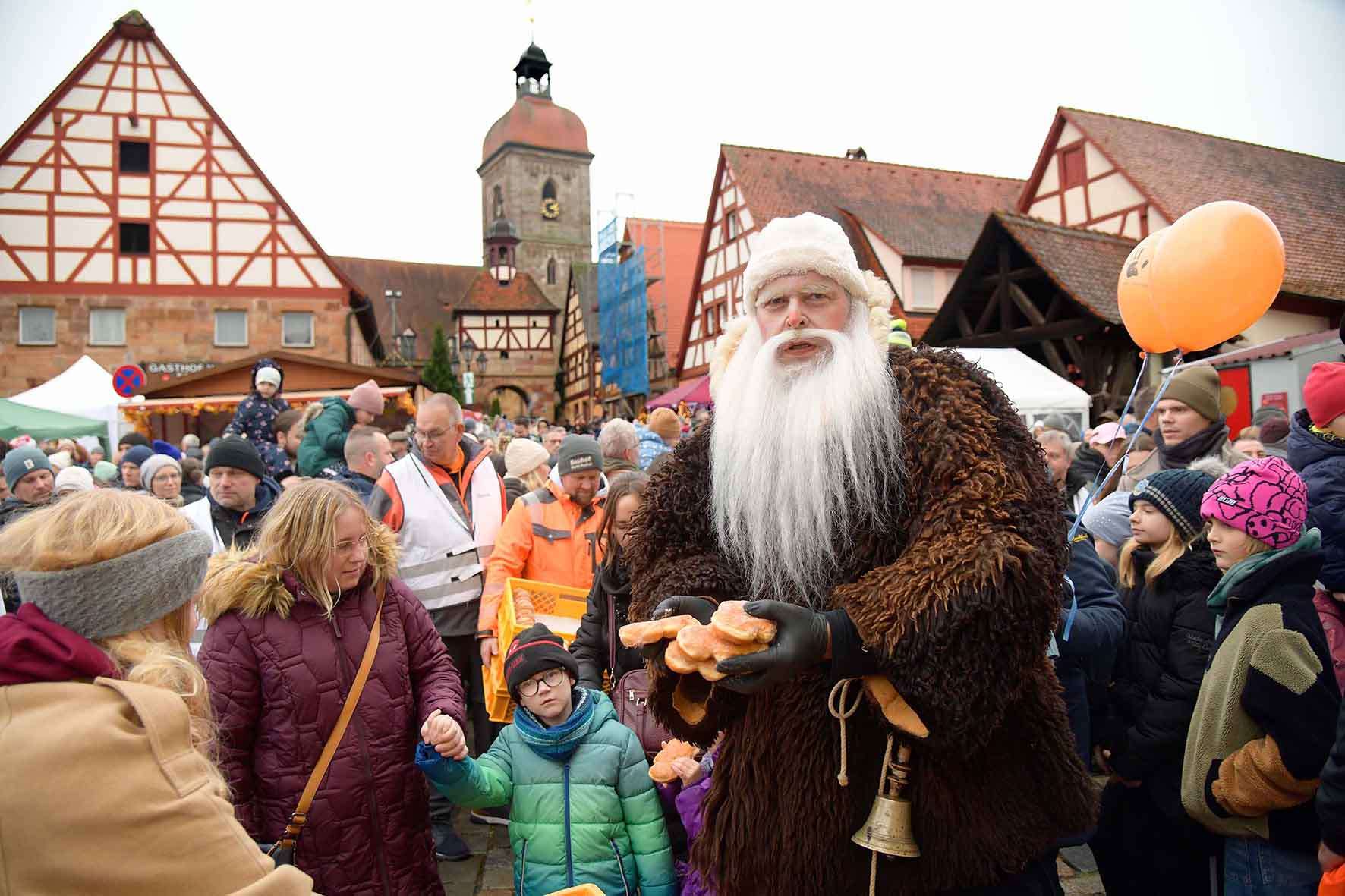 #Deutschland, #Bayern, #Franken, #Mittelfranken, #LandkreisFürth, #Roßtal, #Marktplatz, #Martinimarkt, #Gewerbemarkt, #Bürgermeister, #StLaurentiusKirche, #Pelzmärtel, #Vorweihnachtszeit, #Advent, #Adventszeit, #Weihnachten, #Christkind, #Engel, #Christbaum, #Nikolaus, #Pulzermärtel, #Sterne, #Tannenbaum, #Markt, #Verkaufsstände, #Christbaumschmuck, #Weihnachtsgans, #Christmesse, #stillezeit, #winter, #winterzeit, #laternenzug, #MetropolregionNürnberg,