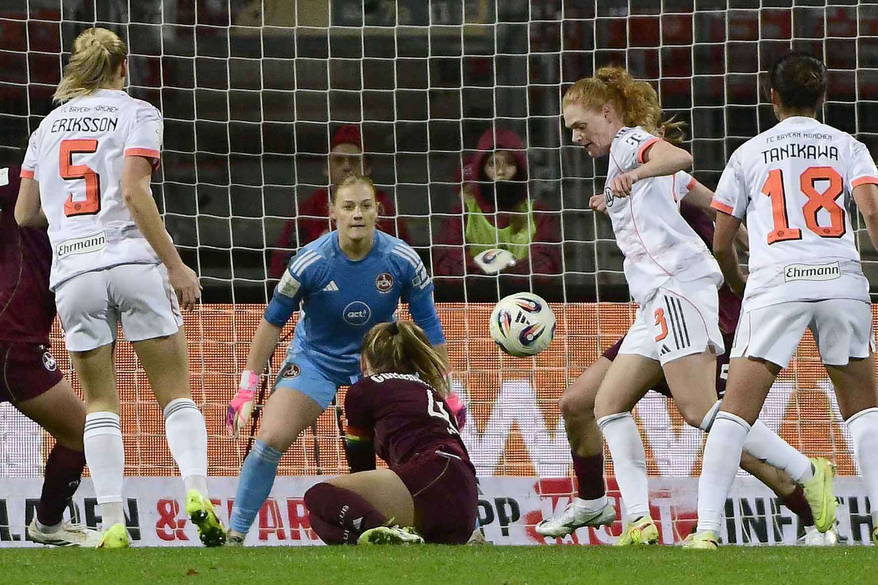 #Fußball, #Liga1, #Bundesliga, #DFL, #DFB, #googlepixel, #frauenbundesliga, #Nürnberg, #1fcn, #fcn, #damen, #frauen, #Stadion, #MaxMorlockStadion, #Ball, #Sport, #Fans, #Jubel, #Torjubel, #Fahnen, #Fanblock, #Faszination, #Action, #Zweikampf, #Schiedsrichter, #Linienrichter, #SparkasseNürnberg, #NErgie, #Zuschauer, #fussball,