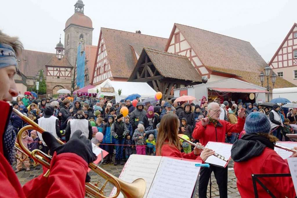 #Deutschland, #Bayern, #Franken, #Mittelfranken, #LandkreisFürth, #Roßtal, #Marktplatz, #Martinimarkt, #Gewerbemarkt, #Bürgermeister, #StLaurentiusKirche, #Pelzmärtel, #Vorweihnachtszeit, #Advent, #Adventszeit, #Weihnachten, #Christkind, #Engel, #Christbaum, #Nikolaus, #Pulzermärtel, #Sterne, #Tannenbaum, #Markt, #Verkaufsstände, #Christbaumschmuck, #Weihnachtsgans, #Christmesse, #stillezeit, #winter, #winterzeit, #laternenzug, #MetropolregionNürnberg,