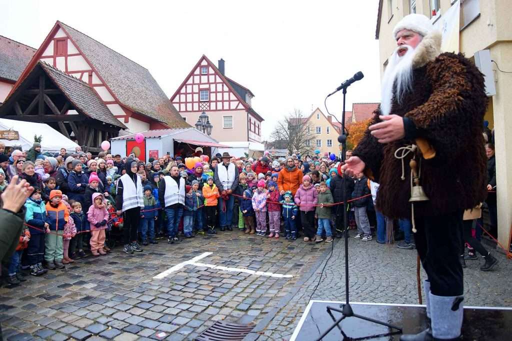 #Deutschland, #Bayern, #Franken, #Mittelfranken, #LandkreisFürth, #Roßtal, #Marktplatz, #Martinimarkt, #Gewerbemarkt, #Bürgermeister, #StLaurentiusKirche, #Pelzmärtel, #Vorweihnachtszeit, #Advent, #Adventszeit, #Weihnachten, #Christkind, #Engel, #Christbaum, #Nikolaus, #Pulzermärtel, #Sterne, #Tannenbaum, #Markt, #Verkaufsstände, #Christbaumschmuck, #Weihnachtsgans, #Christmesse, #stillezeit, #winter, #winterzeit, #laternenzug, #MetropolregionNürnberg,