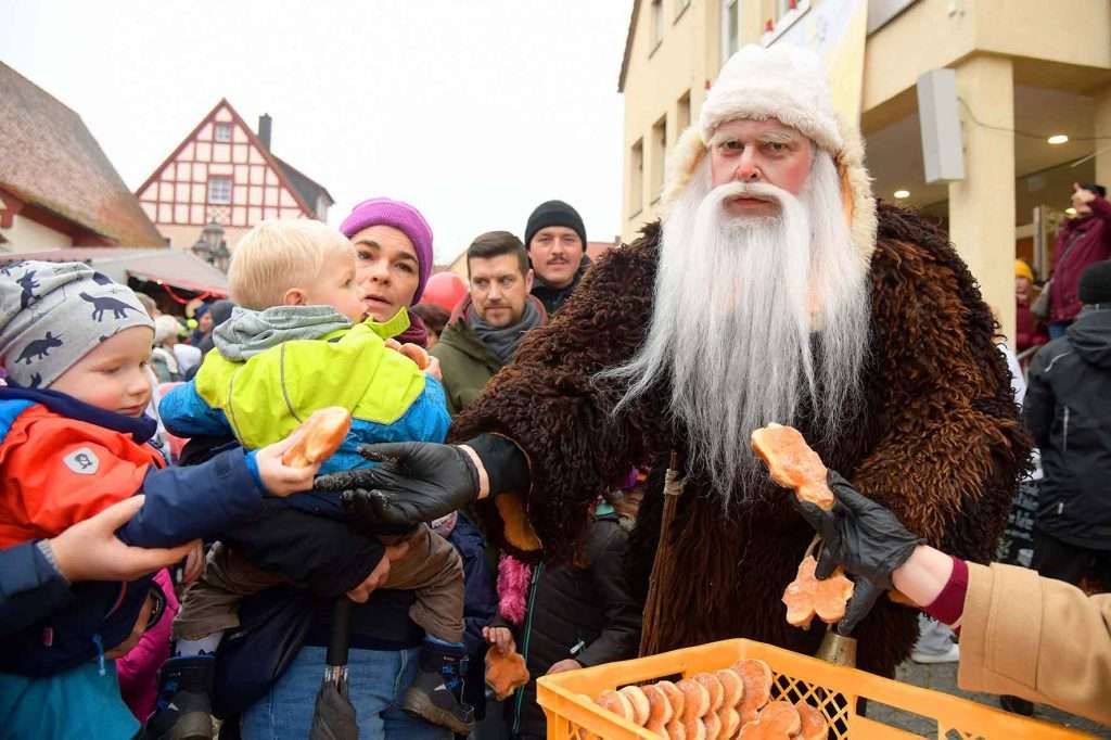 #Deutschland, #Bayern, #Franken, #Mittelfranken, #LandkreisFürth, #Roßtal, #Marktplatz, #Martinimarkt, #Gewerbemarkt, #Bürgermeister, #StLaurentiusKirche, #Pelzmärtel, #Vorweihnachtszeit, #Advent, #Adventszeit, #Weihnachten, #Christkind, #Engel, #Christbaum, #Nikolaus, #Pulzermärtel, #Sterne, #Tannenbaum, #Markt, #Verkaufsstände, #Christbaumschmuck, #Weihnachtsgans, #Christmesse, #stillezeit, #winter, #winterzeit, #laternenzug, #MetropolregionNürnberg,