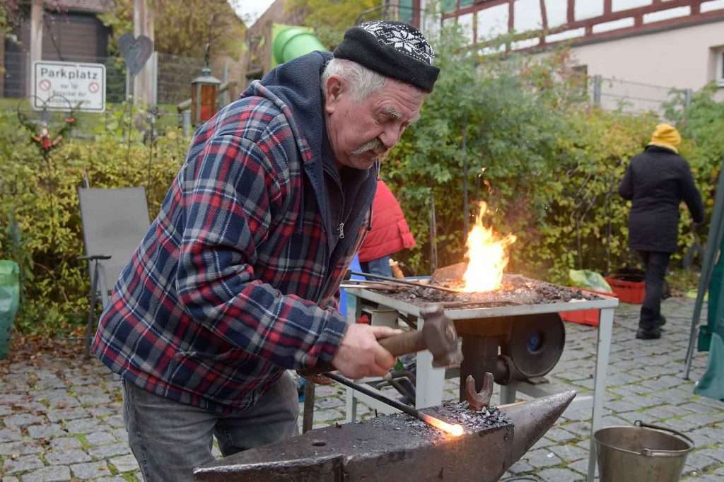 #Deutschland, #Bayern, #Franken, #Mittelfranken, #LandkreisFürth, #Roßtal, #Marktplatz, #Martinimarkt, #Gewerbemarkt, #Bürgermeister, #StLaurentiusKirche, #Pelzmärtel, #Vorweihnachtszeit, #Advent, #Adventszeit, #Weihnachten, #Christkind, #Engel, #Christbaum, #Nikolaus, #Pulzermärtel, #Sterne, #Tannenbaum, #Markt, #Verkaufsstände, #Christbaumschmuck, #Weihnachtsgans, #Christmesse, #stillezeit, #winter, #winterzeit, #laternenzug, #MetropolregionNürnberg,