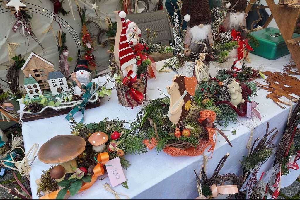 #Deutschland, #Bayern, #Franken, #Mittelfranken, #LandkreisFürth, #Roßtal, #Marktplatz, #Martinimarkt, #Gewerbemarkt, #Bürgermeister, #StLaurentiusKirche, #Pelzmärtel, #Vorweihnachtszeit, #Advent, #Adventszeit, #Weihnachten, #Christkind, #Engel, #Christbaum, #Nikolaus, #Pulzermärtel, #Sterne, #Tannenbaum, #Markt, #Verkaufsstände, #Christbaumschmuck, #Weihnachtsgans, #Christmesse, #stillezeit, #winter, #winterzeit, #laternenzug, #MetropolregionNürnberg,