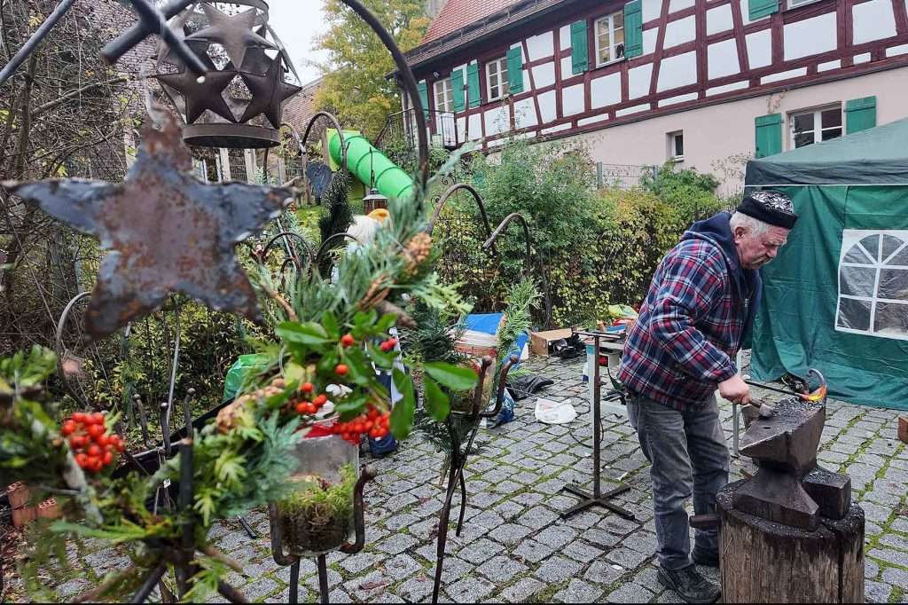#Deutschland, #Bayern, #Franken, #Mittelfranken, #LandkreisFürth, #Roßtal, #Marktplatz, #Martinimarkt, #Gewerbemarkt, #Bürgermeister, #StLaurentiusKirche, #Pelzmärtel, #Vorweihnachtszeit, #Advent, #Adventszeit, #Weihnachten, #Christkind, #Engel, #Christbaum, #Nikolaus, #Pulzermärtel, #Sterne, #Tannenbaum, #Markt, #Verkaufsstände, #Christbaumschmuck, #Weihnachtsgans, #Christmesse, #stillezeit, #winter, #winterzeit, #laternenzug, #MetropolregionNürnberg,