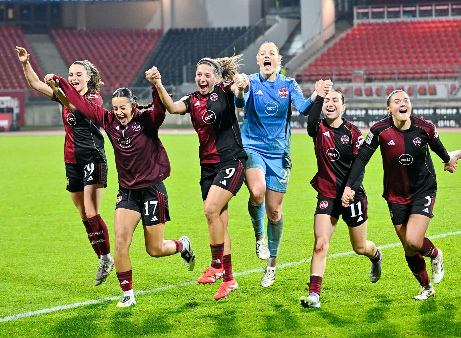 #Fußball, #Liga1, #Bundesliga, #DFL, #DFB, #googlepixel, #frauenbundesliga, #Nürnberg, #1fcn, #fcn, #damen, #frauen, #Stadion, #MaxMorlockStadion, #Ball, #Sport, #Fans, #Jubel, #Torjubel, #Fahnen, #Fanblock, #Faszination, #Action, #Zweikampf, #Schiedsrichter, #Linienrichter, #SparkasseNürnberg, #NErgie, #Zuschauer, #fussball,