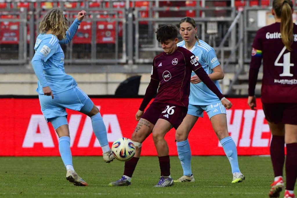 #Fußball, #Liga1, #Bundesliga, #DFL, #DFB, #googlepixel, #frauenbundesliga, #Nürnberg, #1fcn, #fcn, #damen, #frauen, #Stadion, #MaxMorlockStadion, #Ball, #Sport, #Fans, #Jubel, #Torjubel, #Fahnen, #Fanblock, #Faszination, #Action, #Zweikampf, #Schiedsrichter, #Linienrichter, #SparkasseNürnberg, #NErgie, #Zuschauer, #fussball,