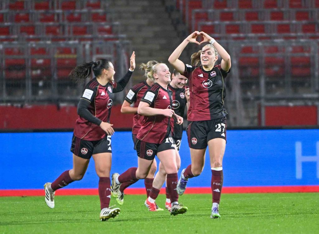 #Fußball, #Liga1, #Bundesliga, #DFL, #DFB, #googlepixel, #frauenbundesliga, #Nürnberg, #1fcn, #fcn, #damen, #frauen, #Stadion, #MaxMorlockStadion, #Ball, #Sport, #Fans, #Jubel, #Torjubel, #Fahnen, #Fanblock, #Faszination, #Action, #Zweikampf, #Schiedsrichter, #Linienrichter, #SparkasseNürnberg, #NErgie, #Zuschauer, #fussball,