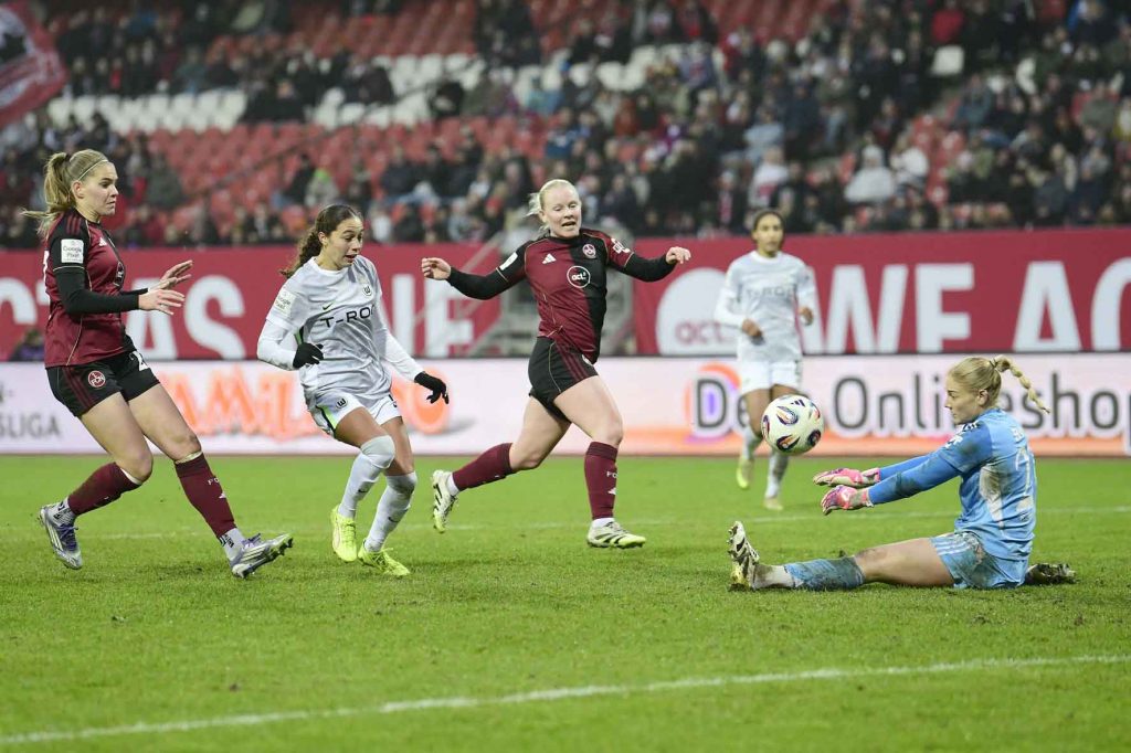 #Fußball, #Liga1, #Bundesliga, #DFL, #DFB, #googlepixel, #frauenbundesliga, #Nürnberg, #1fcn, #fcn, #damen, #frauen, #Stadion, #MaxMorlockStadion, #Ball, #Sport, #Fans, #Jubel, #Torjubel, #Fahnen, #Fanblock, #Faszination, #Action, #Zweikampf, #Schiedsrichter, #Linienrichter, #SparkasseNürnberg, #NErgie, #Zuschauer, #fussball,
