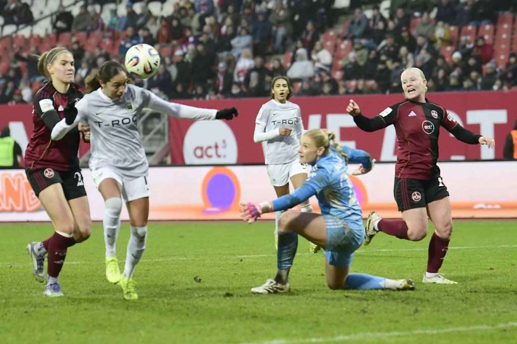 #Fußball, #Liga1, #Bundesliga, #DFL, #DFB, #googlepixel, #frauenbundesliga, #Nürnberg, #1fcn, #fcn, #damen, #frauen, #Stadion, #MaxMorlockStadion, #Ball, #Sport, #Fans, #Jubel, #Torjubel, #Fahnen, #Fanblock, #Faszination, #Action, #Zweikampf, #Schiedsrichter, #Linienrichter, #SparkasseNürnberg, #NErgie, #Zuschauer, #fussball,