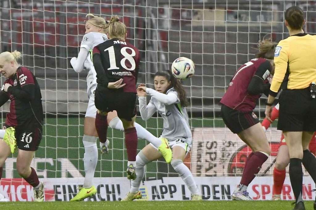 #Fußball, #Liga1, #Bundesliga, #DFL, #DFB, #googlepixel, #frauenbundesliga, #Nürnberg, #1fcn, #fcn, #damen, #frauen, #Stadion, #MaxMorlockStadion, #Ball, #Sport, #Fans, #Jubel, #Torjubel, #Fahnen, #Fanblock, #Faszination, #Action, #Zweikampf, #Schiedsrichter, #Linienrichter, #SparkasseNürnberg, #NErgie, #Zuschauer, #fussball,
