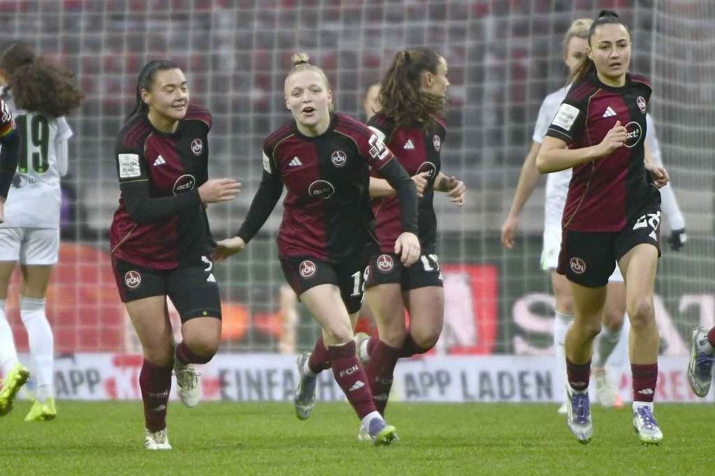 #Fußball, #Liga1, #Bundesliga, #DFL, #DFB, #googlepixel, #frauenbundesliga, #Nürnberg, #1fcn, #fcn, #damen, #frauen, #Stadion, #MaxMorlockStadion, #Ball, #Sport, #Fans, #Jubel, #Torjubel, #Fahnen, #Fanblock, #Faszination, #Action, #Zweikampf, #Schiedsrichter, #Linienrichter, #SparkasseNürnberg, #NErgie, #Zuschauer, #fussball,