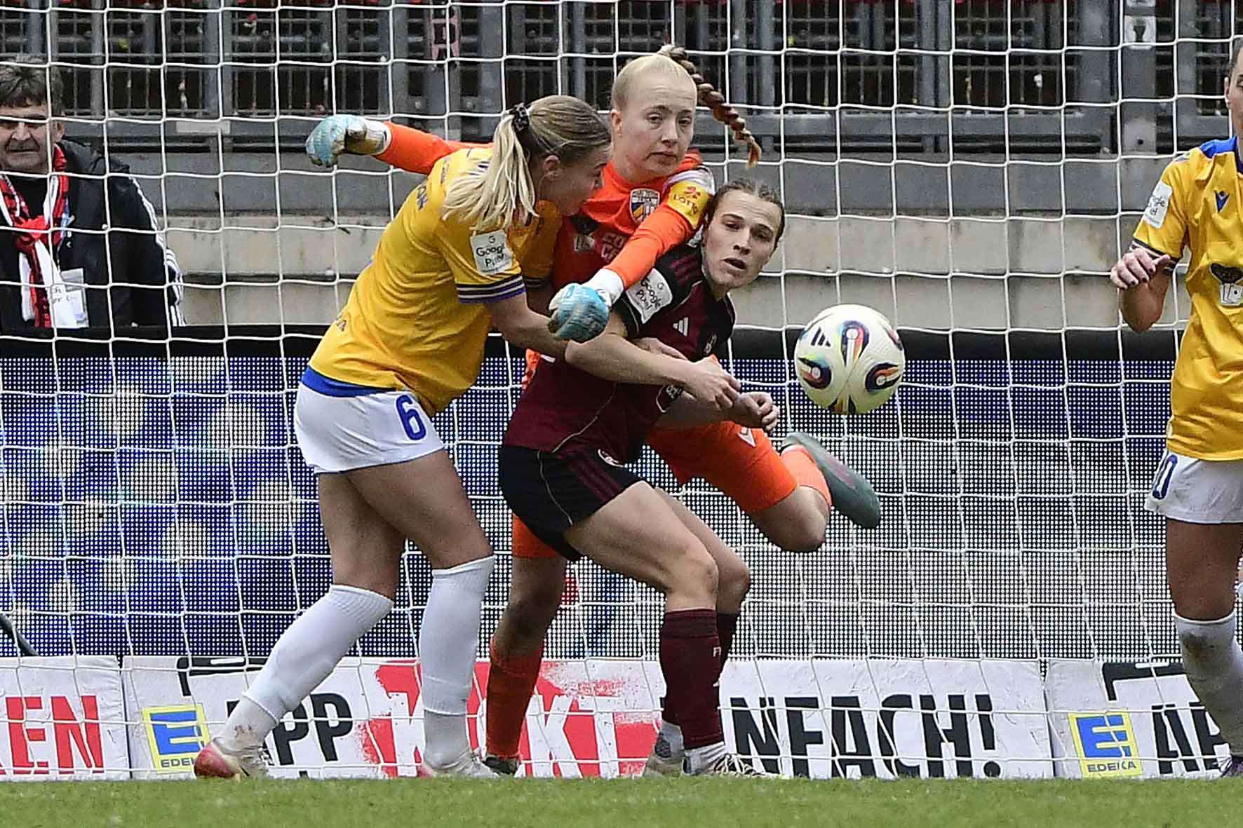 #Fußball, #Liga1, #Bundesliga, #DFL, #DFB, #googlepixel, #frauenbundesliga, #Nürnberg, #1fcn, #fcn, #damen, #frauen, #Stadion, #MaxMorlockStadion, #Ball, #Sport, #Fans, #Jubel, #Torjubel, #Fahnen, #Fanblock, #Faszination, #Action, #Zweikampf, #Schiedsrichter, #Linienrichter, #SparkasseNürnberg, #NErgie, #Zuschauer, #fussball,