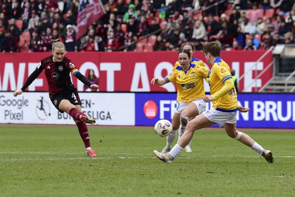 #Fußball, #Liga1, #Bundesliga, #DFL, #DFB, #googlepixel, #frauenbundesliga, #Nürnberg, #1fcn, #fcn, #damen, #frauen, #Stadion, #MaxMorlockStadion, #Ball, #Sport, #Fans, #Jubel, #Torjubel, #Fahnen, #Fanblock, #Faszination, #Action, #Zweikampf, #Schiedsrichter, #Linienrichter, #SparkasseNürnberg, #NErgie, #Zuschauer, #fussball,
