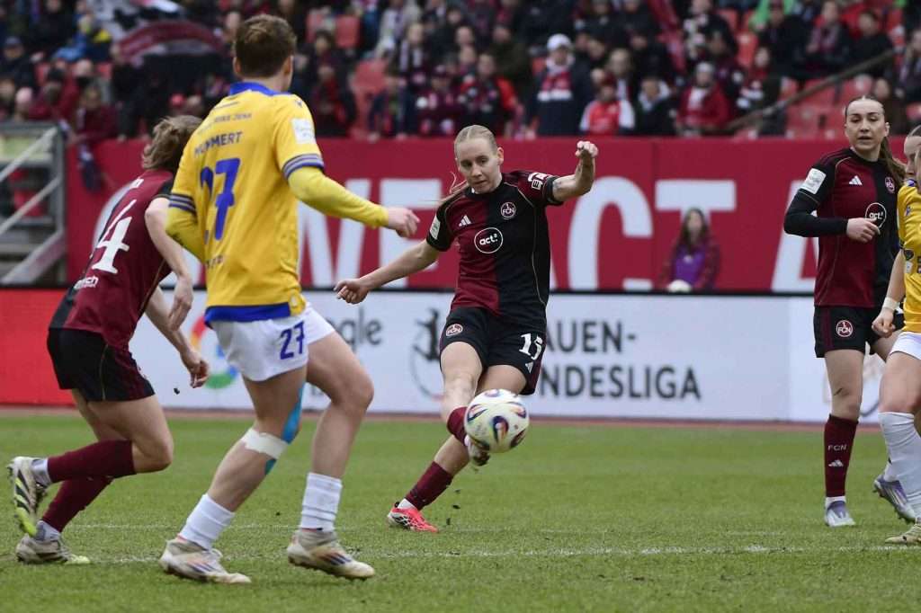 #Fußball, #Liga1, #Bundesliga, #DFL, #DFB, #googlepixel, #frauenbundesliga, #Nürnberg, #1fcn, #fcn, #damen, #frauen, #Stadion, #MaxMorlockStadion, #Ball, #Sport, #Fans, #Jubel, #Torjubel, #Fahnen, #Fanblock, #Faszination, #Action, #Zweikampf, #Schiedsrichter, #Linienrichter, #SparkasseNürnberg, #NErgie, #Zuschauer, #fussball,